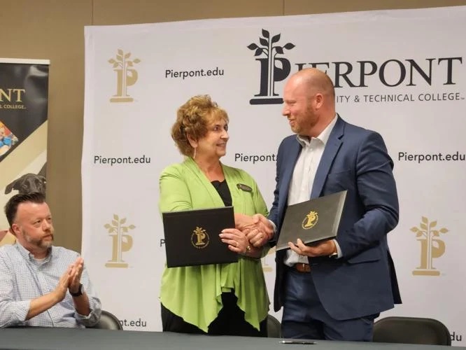 Pierpont CTC, West Virginia Virtual Academy sign MOU to offer dual-enrollment courses statewide