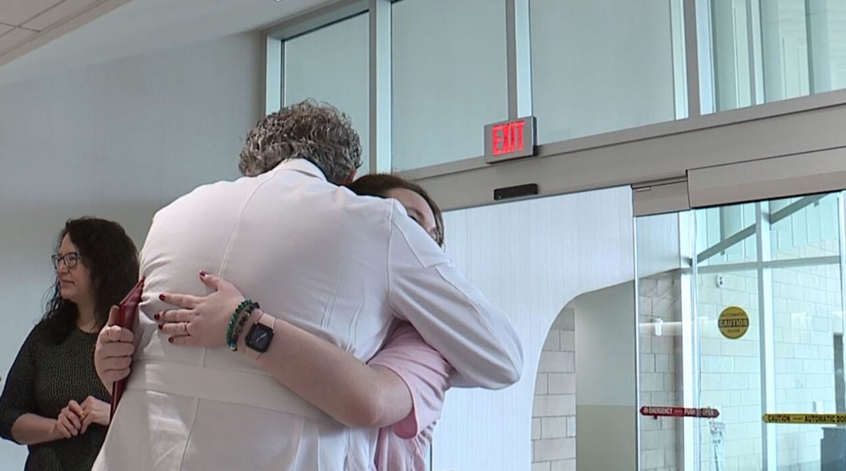 High school graduate returns to hospital to thank doctors who saved her life