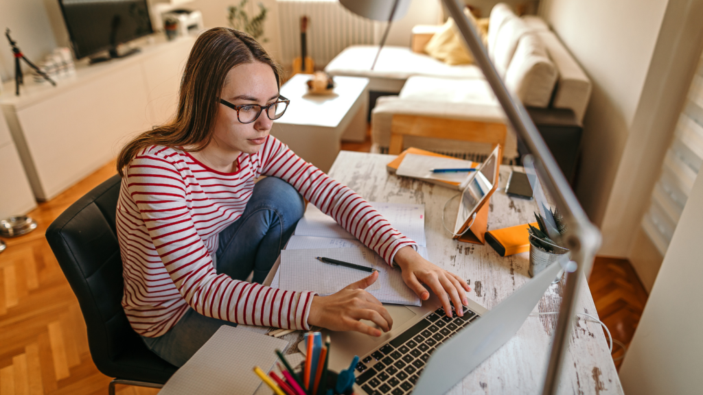 girl studying in her computer